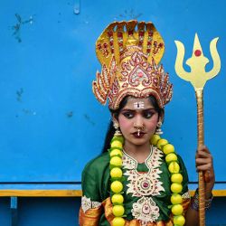 Una devota hindú vestida como la diosa Amman participa en una procesión religiosa para celebrar el festival 'Aadi' en Chennai, India. | Foto:R. Satish Babu / AFP