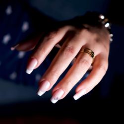 Manicura francesa.