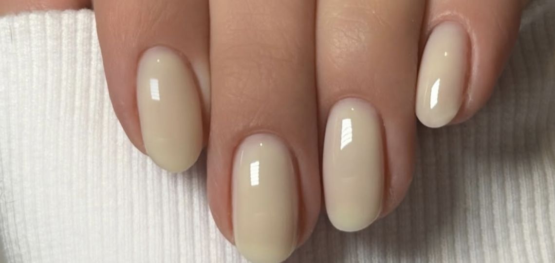Manicura vanilla latte: cómo llevar la tendencia de uñas glaseadas que se impone en 2026