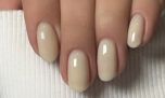 Manicura vanilla latte: cómo llevar la tendencia de uñas glaseadas que se impone en 2026