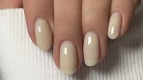 Manicura vanilla latte: cómo llevar la tendencia de uñas glaseadas que se impone en 2026