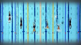 El australiano Bailey Lello lidera la prueba mientras compite en las eliminatorias de los 200 metros braza masculinos en el evento de natación que se celebra en el Centro Internacional de Natación Tollcross en Glasgow, en el quinto día de los Juegos de la Commonwealth en Glasgow, Escocia.
