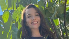 Natalia Oreiro abrió las puertas de su casa y mostró su jardín señorial: portón de hierro, flores en bicicleta y un limonero estelar