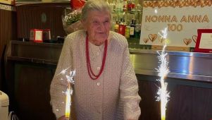 Furor por una italiana de 101 años que atiende su propio bar.