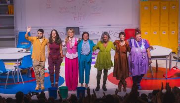 El elenco de la obra "El chat de mamis"