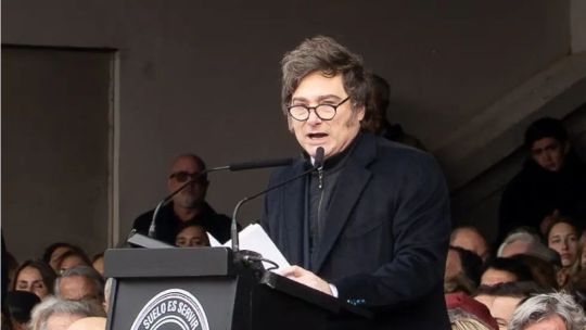 Cuestionan el DNU migratorio: "La conveniencia política no avala la urgencia para que el presidente se salte la Constitución"