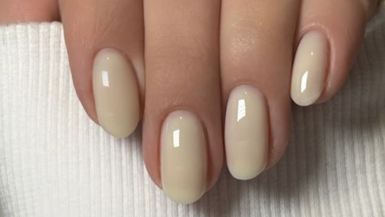 Manicura vanilla latte: cómo llevar la tendencia de uñas glaseadas que se impone en 2026