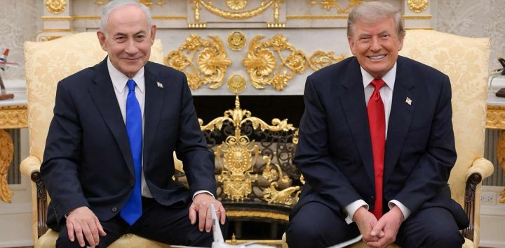 Esta fotografía distribuida por la Oficina de Prensa del Gobierno de Israel (GPO) muestra al primer ministro israelí, Benjamin Netanyahu, posando para una foto con el presidente estadounidense, Donald Trump, en el Despacho Oval de la Casa Blanca en Washington D.C..