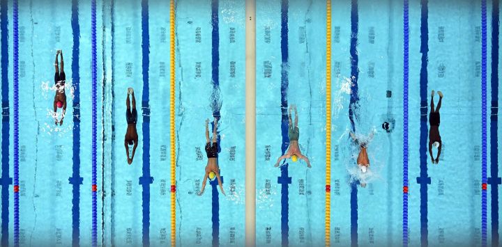 El australiano Bailey Lello lidera la prueba mientras compite en las eliminatorias de los 200 metros braza masculinos en el evento de natación que se celebra en el Centro Internacional de Natación Tollcross en Glasgow, en el quinto día de los Juegos de la Commonwealth en Glasgow, Escocia.