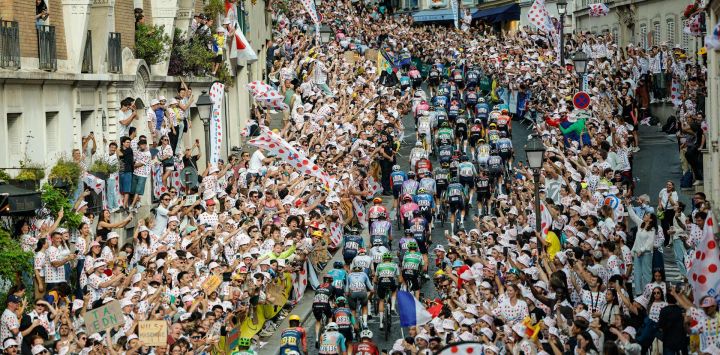 El pelotón de ciclistas asciende por la Rue Lepic en la subida a la Butte de Montmartre durante la 21ª etapa de la 113ª edición del Tour de Francia, una carrera ciclista de 88,7 km con salida y llegada en París.