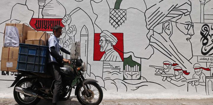 En la foto se ve a un motocicleta frente a un mural en una calle de Teherán. La Guardia Revolucionaria iraní declaró que atacó objetivos militares estadounidenses, incluidos sistemas de defensa aérea en Bahréin y Kuwait, según informó la agencia estatal de noticias IRNA.