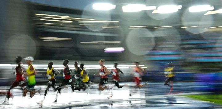 Los atletas compiten en la final de los 10.000 metros masculinos durante la prueba de atletismo en el estadio Scotstoun de Glasgow, en el quinto día de los Juegos de la Commonwealth en Glasgow, Escocia.