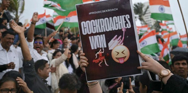 Un manifestante con una pancarta celebra la renuncia del ministro de Educación de la India, Dharmendra Pradhan, en Mumbai, en solidaridad con las protestas nacionales por las presuntas irregularidades en el examen NEET. El ministro de Educación de la India, Dharmendra Pradhan, renunció tras las protestas masivas lideradas por jóvenes que exigían su destitución, indignados por una serie de irregularidades en exámenes que podrían cambiarles la vida.
