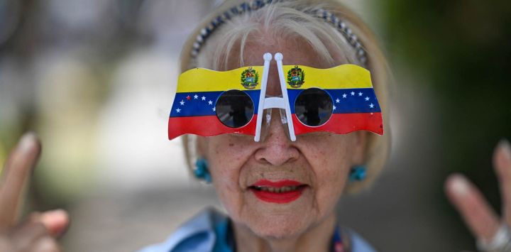 Un simpatizante de la líder opositora venezolana María Corina Machado participa en una marcha de protesta contra el gobierno y que exige elecciones presidenciales en Caracas. "¡Elecciones ya!", gritaron unos 300 opositores durante una marcha en Caracas días antes del inicio de las conversaciones para una transición política respaldada por Estados Unidos.