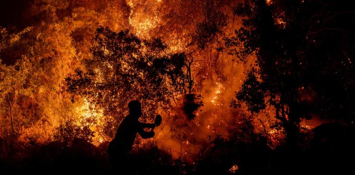 Un voluntario utiliza una pala para combatir un incendio forestal en el distrito de Seydikemer, en Mugla. Los bomberos turcos lucharon contra incendios forestales cerca de las playas turísticas del sur del país, que obligaron a la evacuación de cientos de personas, según informaron las autoridades. Cientos de bomberos se enfrentaron al mayor incendio de la provincia de Mugla, con más de 20 aviones y helicópteros arrojando agua sobre las llamas, según el Ministerio de Agricultura.