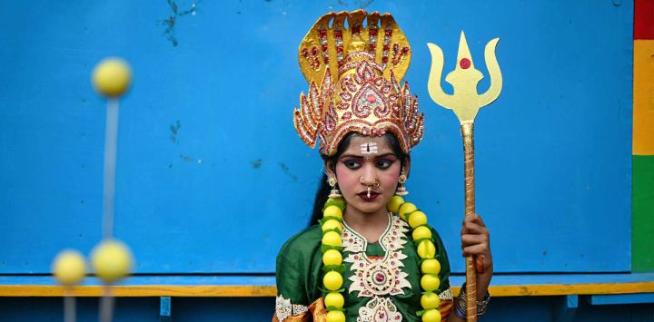 Una devota hindú vestida como la diosa Amman participa en una procesión religiosa para celebrar el festival 'Aadi' en Chennai, India.