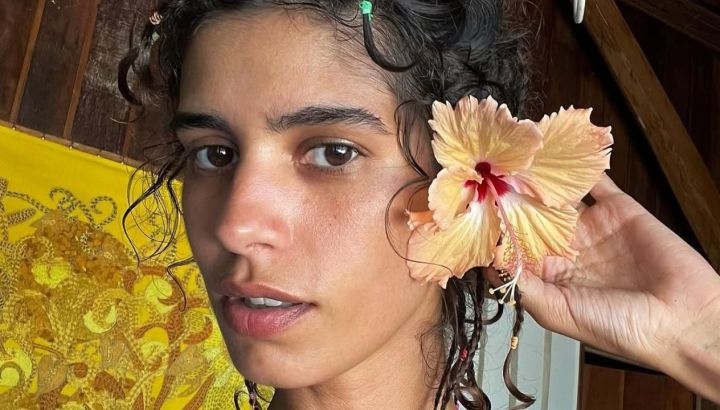 Mica Argañaráz marca tendencia con los 4 looks que dominan la temporada: del pantalón paper bag al tapado oversize