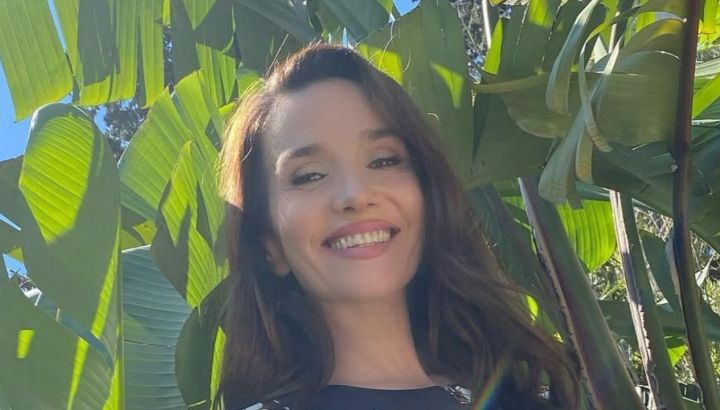 Natalia Oreiro abrió las puertas de su casa y mostró su jardín señorial: portón de hierro, flores en bicicleta y un limonero estelar