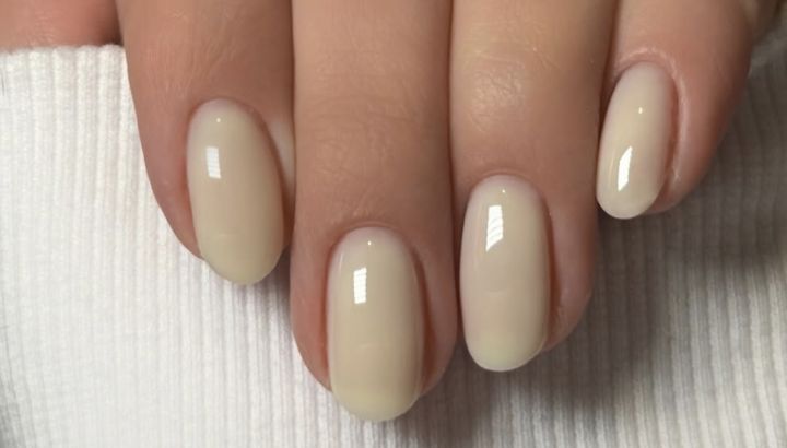 Manicura vanilla latte: cómo llevar la tendencia de uñas glaseadas que se impone en 2026