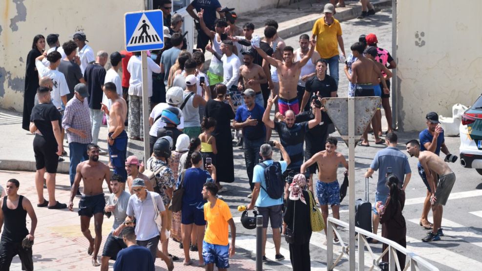 Migrantes intentan cruzar la frontera a nado en Ceuta, España.