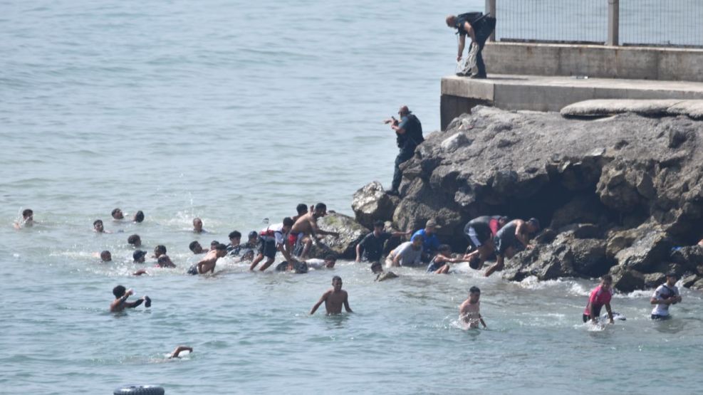 Migrantes intentan cruzar la frontera a nado en Ceuta, España.