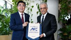 El jeque Salman, presidente de la AFC, junto a Song Kai, presidente de la Asociación China