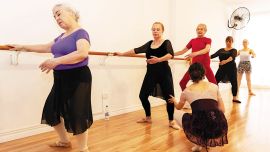 Cada vez más mujeres encuentran en el ballet un espacio donde cumplir sus sueños postergados.