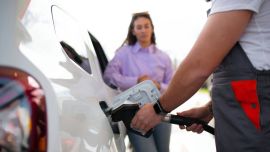 Petroleras aumentaron las naftas y empujan a YPF a ponerle presión a la inflación