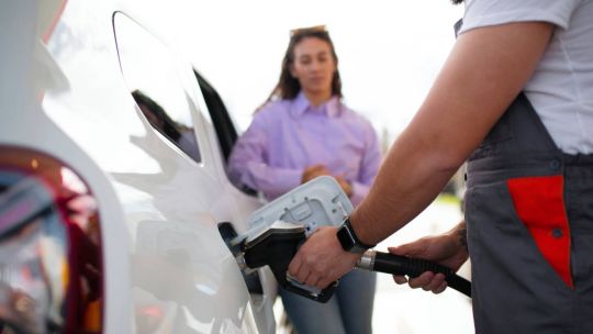 El Gobierno aumentó el impuesto a los combustibles y volvió a postergar una parte de las subas para la nafta y el gasoil