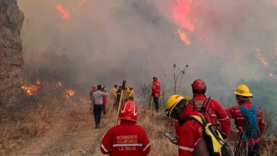 Los bomberos controlaron el 70% del fuego en La Rioja, pero la llegada del Zonda amenaza con revivir el infierno