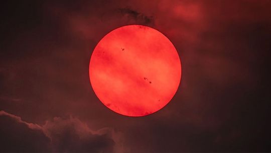 La NASA documentó el impacto de los incendios forestales en la luz solar con un impresionante Sol rojo