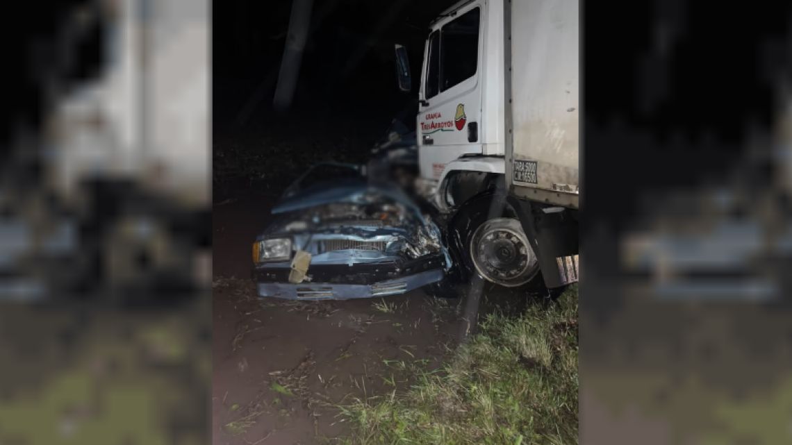 Terrible choque entre un auto y un camión en Luján: hubo siete muertos, tres de ellos menores