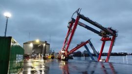 Una vieja grúa en Dock Sud 'podía' con los containers, pero terminó en el agua por la tormenta