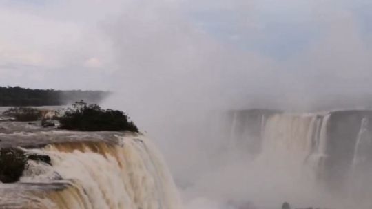Se agrava la crecida en Cataratas: quitan las pasarelas metálicas para 'salvarlas' del imparable aluvión