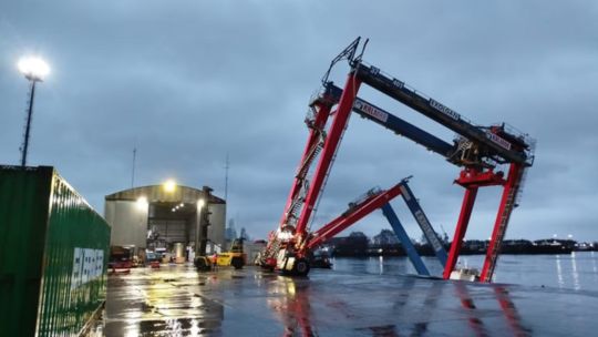 Una vieja grúa en Dock Sud 'podía' con los containers, pero terminó en el agua por la tormenta