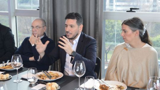 Ferrer advirtió que "no tenemos nada porque uno de los partidos debe consultar con el Gobierno nacional"