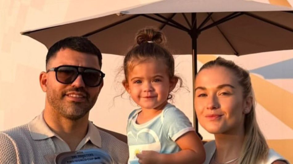 Kun Agüero y Sofía Calzetti junto a su hija Olivia