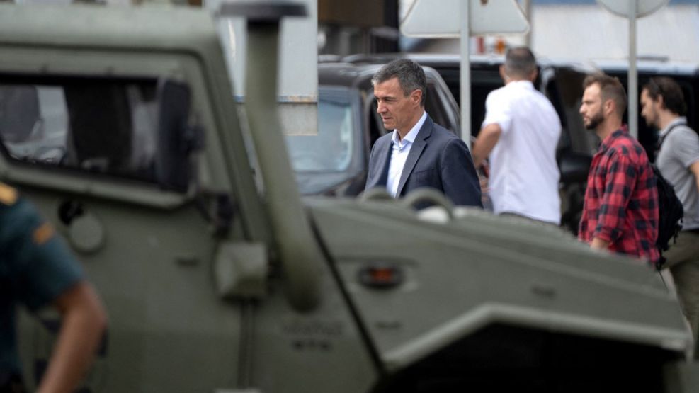 Pedro Sánchez, junto a la valla fronteriza de Tarajal, en Ceuta.
