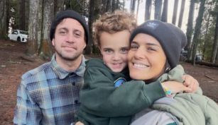 Mica Vázquez y Gerónimo Klein junto a su hijo Baltazar