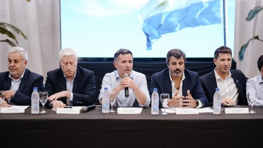 Avanzada libertaria: cumbre con Santilli por 2027, cruces con la Provincia y más guiños a intendentes del interior