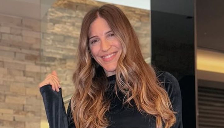 Así es la oficina de Maca Rinaldi para trabajar como psicóloga: cuadro, biblioteca y flores