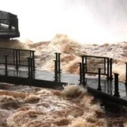 Los operarios desmontarán las estructuras metálicas para evitar que la fuerza del agua vuelva a destruir las pasarelas peatonales.