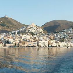 Syros es una pequeña isla del mar Egeo y la capital de las Cícladas en donde hay 3.000 gatos callejeros.