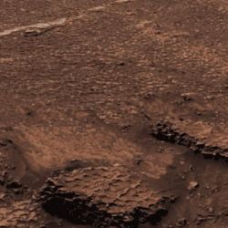 Unas pequeñas y curiosas formas geométricas aparecieron en una imagen de la vasta planicie marciana obtenida por el rover Curiosity de la NAS