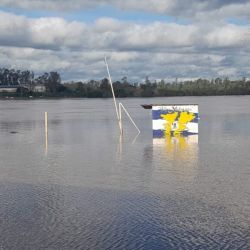 Uno de los lugares más castigados volvió a ser el histórico Club de Pesca Concordia. La creciente inundó gran parte de sus instalaciones y obligó al personal y a los socios a trabajar contrarreloj para proteger embarcaciones, motores, mobiliario y distintos bienes pertenecientes a la institución.