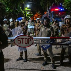 Agentes de la policía de Sri Lanka montan guardia tras un motín a las afueras del complejo penitenciario de Mahara, en las afueras de Colombo. Al menos un recluso murió y otros seis resultaron heridos y fueron trasladados al hospital tras el motín en la prisión, ubicada en las afueras de la capital de Sri Lanka, según informó la policía. | Foto:ISHARA S. KODIKARA / AFP