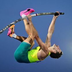 El australiano Kurtis Marschall compite en la final de salto con pértiga masculino durante la prueba de atletismo en el estadio Scotstoun de Glasgow, en el noveno día de los Juegos de la Commonwealth en Glasgow, Escocia. | Foto:Ben Stansall / AFP