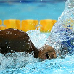 El bangladesí Kajol Mia compite en las eliminatorias de los 400 metros estilo libre masculino durante la prueba de natación en el Centro Internacional de Natación Tollcross en Glasgow, durante los Juegos de la Commonwealth en Glasgow, Escocia. | Foto:OLI SCARFF / AFP