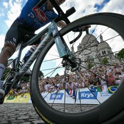 El ciclista esloveno Tadej Pogacar, del equipo UAE Team Emirates - XRG, con el maillot amarillo de líder de la clasificación general, persigue al ciclista neerlandés Mathieu van der Poel, del equipo Alpecin - Premier Tech, mientras pasan junto a la basílica del Sacré-Cœur durante la 21ª etapa de la 113ª edición del Tour de Francia, una carrera ciclista de 88,7 km con salida y llegada en París. | Foto:LOIC VENANCE / AFP