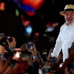 El presidente de Brasil, Luiz Inácio Lula da Silva, asiste a la convención nacional del Partido de los Trabajadores (PT) en São Paulo, Brasil, donde anuncia formalmente su candidatura a la reelección. A sus 80 años, el presidente Lula lanzó su campaña presentándose como defensor de la "soberanía" de Brasil, mientras la presión del gobierno del presidente Donald Trump ensombrece la campaña. | Foto:MIGUEL SCHINCARIOL / AFP